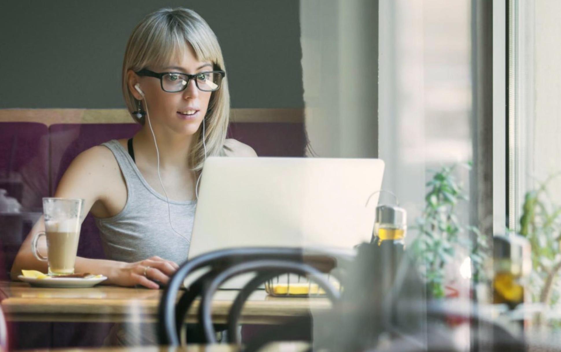 Sesiune de planificare economică profesională cu documente și analiză financiară